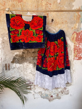 Traje bordado flores rojas sobre terciopelo azul