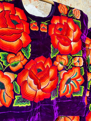 Traje bordado flores naranjas sobre terciopelo morado