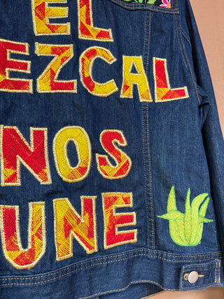 Chamarra  con bordado y aplicaciones "el mezcal nos une"