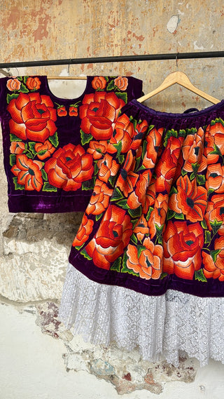 Traje bordado flores naranjas sobre terciopelo morado
