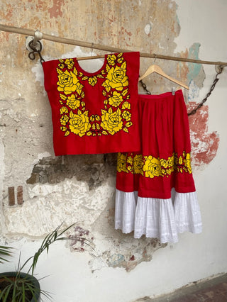 Traje tejido flores amarillas
