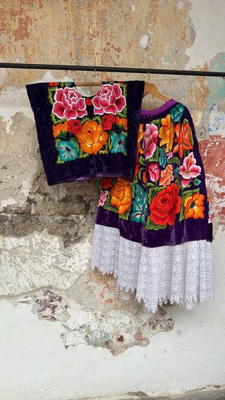 Traje bordado flores multicolor sobre terciopelo morado