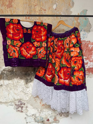 Traje bordado flores naranjas sobre terciopelo morado