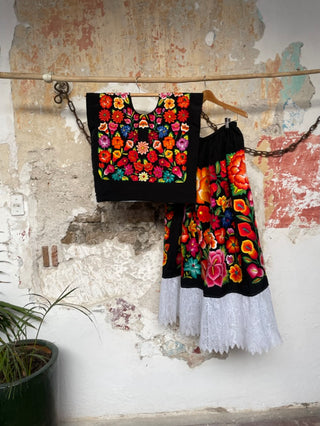 Traje antiguo bordado a mano de flores multicolores