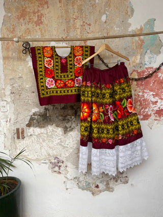 Traje flor en medio vino