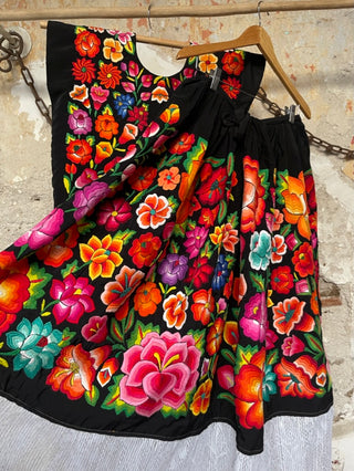 Traje antiguo bordado a mano de flores multicolores