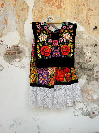 Traje con enagua antigua y huipil bordado a mano aguja