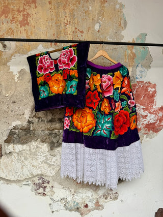 Traje bordado flores multicolor sobre terciopelo morado