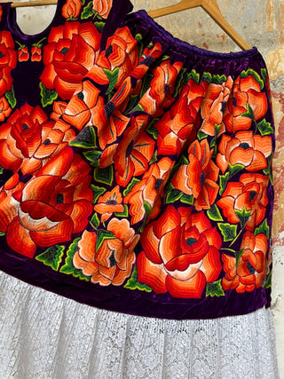 Traje bordado flores naranjas sobre terciopelo morado