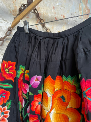 Traje antiguo bordado a mano de flores multicolores