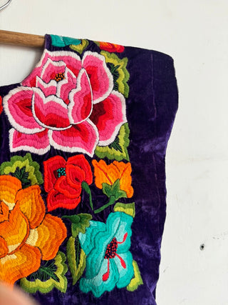 Traje bordado flores multicolor sobre terciopelo morado