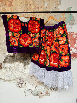 Traje bordado flores naranjas sobre terciopelo morado