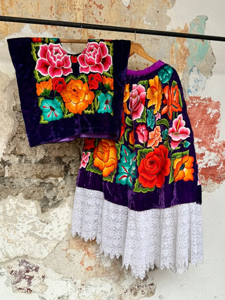 Traje bordado flores multicolor sobre terciopelo morado