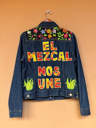 Chamarra  con bordado y aplicaciones "el mezcal nos une"