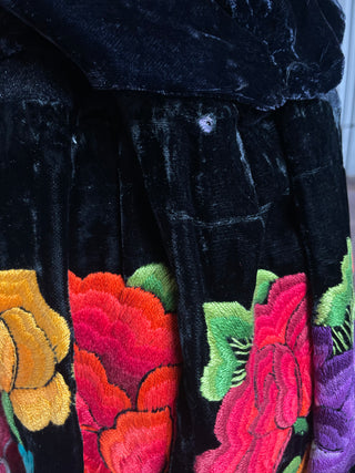 Traje completo antiguo terciopelo negro flores rosas y naranja