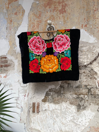 Traje completo antiguo terciopelo negro flores rosas y naranja