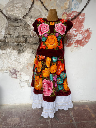 Traje completo antiguo terciopelo guinda flores rosas y naranja