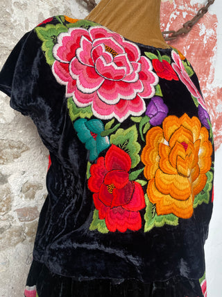 Traje completo antiguo terciopelo negro flores rosas y naranja
