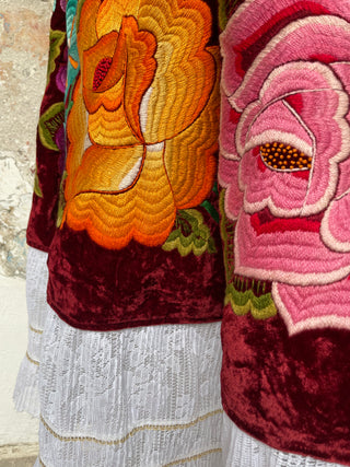 Traje completo antiguo terciopelo guinda flores rosas y naranja