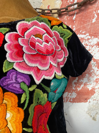 Traje completo antiguo terciopelo negro flores rosas y naranja