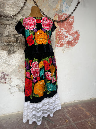 Traje completo antiguo terciopelo negro flores rosas y naranja