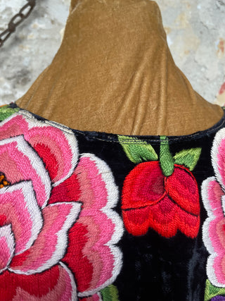 Traje completo antiguo terciopelo negro flores rosas y naranja