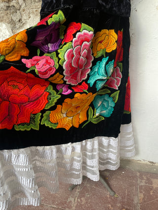 Traje completo antiguo terciopelo negro flores rosas y naranja
