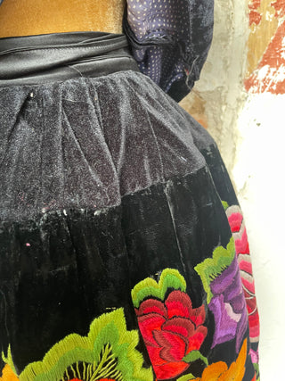 Traje completo antiguo terciopelo negro flores rosas y naranja