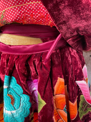 Traje completo antiguo terciopelo guinda flores rosas y naranja