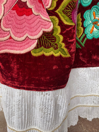 Traje completo antiguo terciopelo guinda flores rosas y naranja
