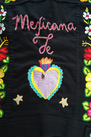 Chamarra bordada a mano  "Mexicana de corazón"